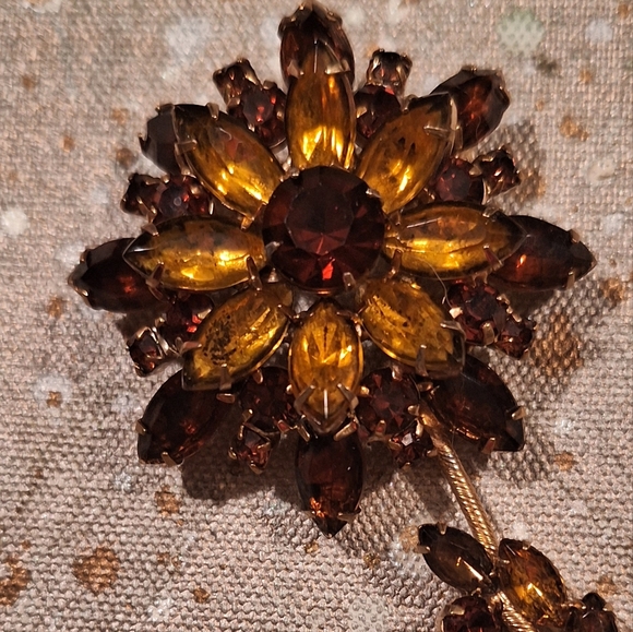 Vintage Sunflower Brooch / Pendant. Oversized. 4.25" x 2". - Picture 4 of 7